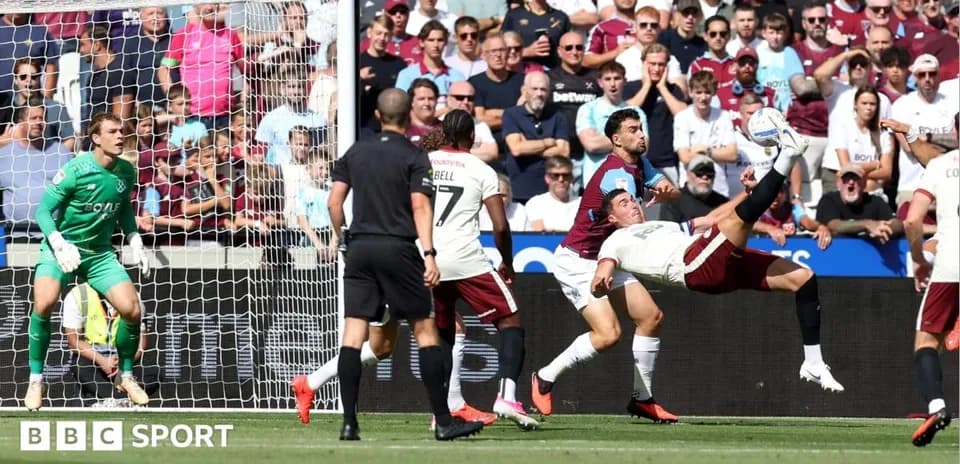 Jugador realizando una chilena en el área de penalti
