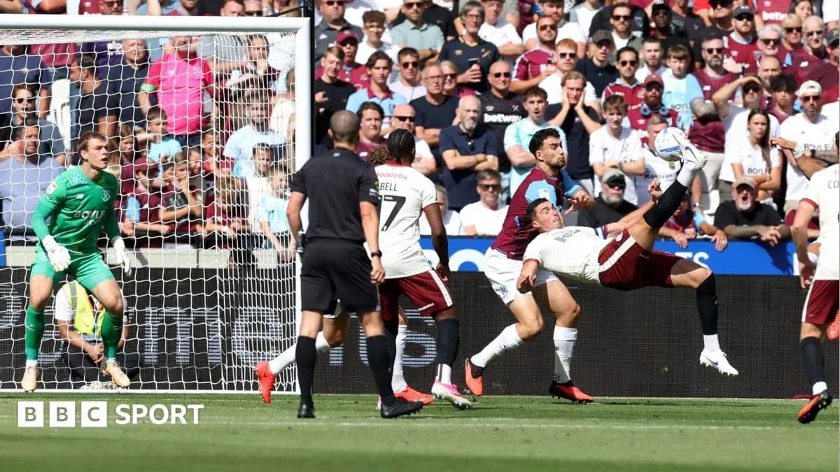 Jugador realizando una chilena en el área de penalti