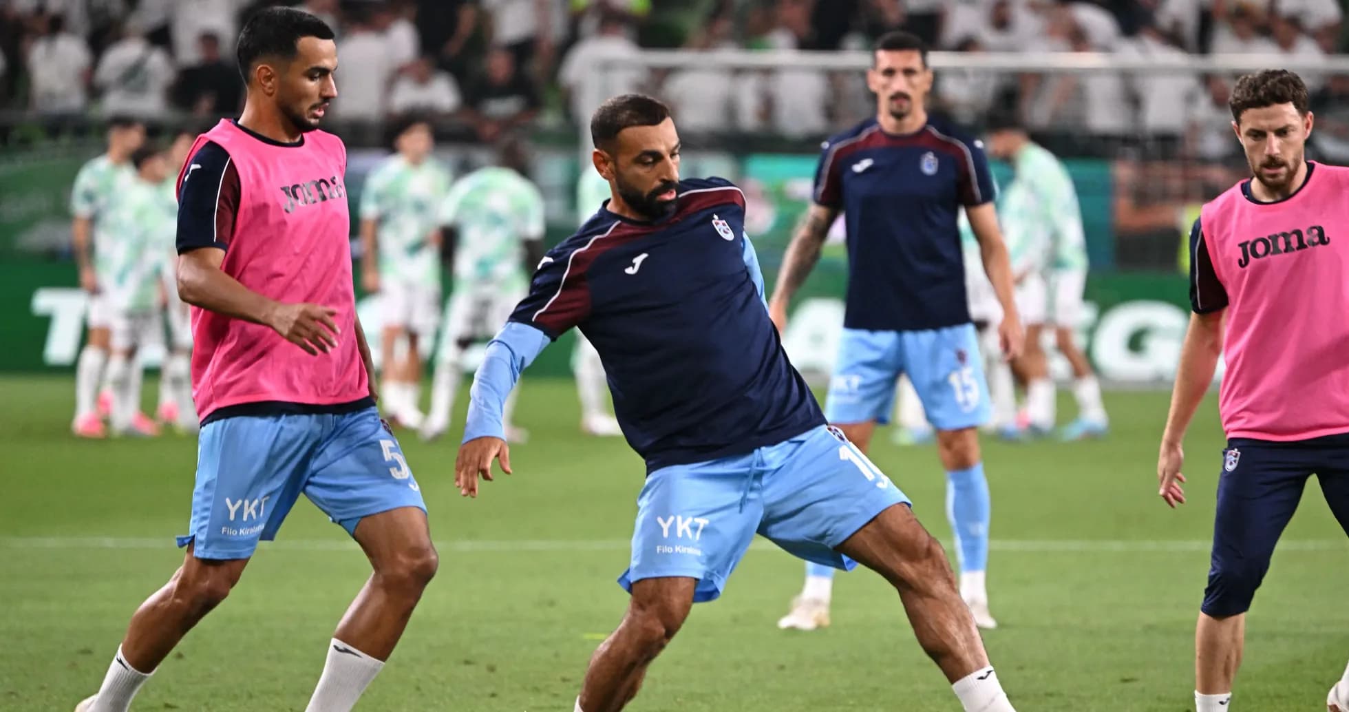 Jugadores de fútbol calentando antes del partido