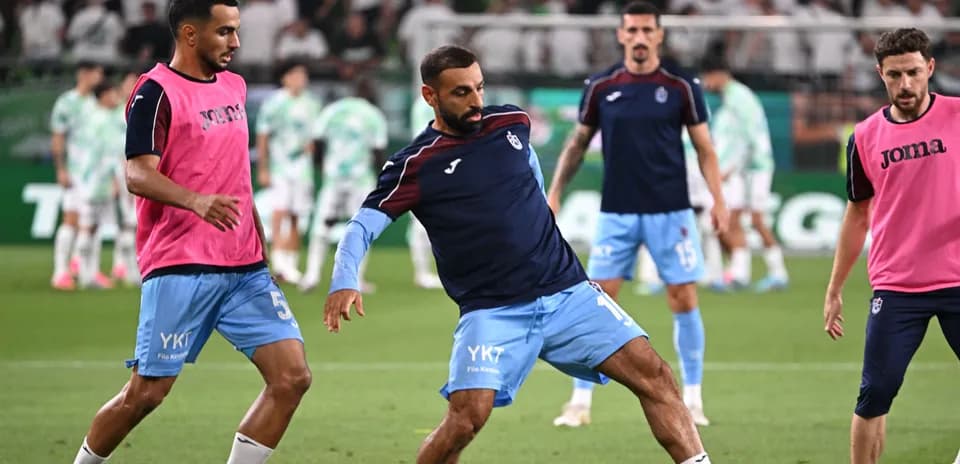 Jugadores de fútbol calentando antes del partido