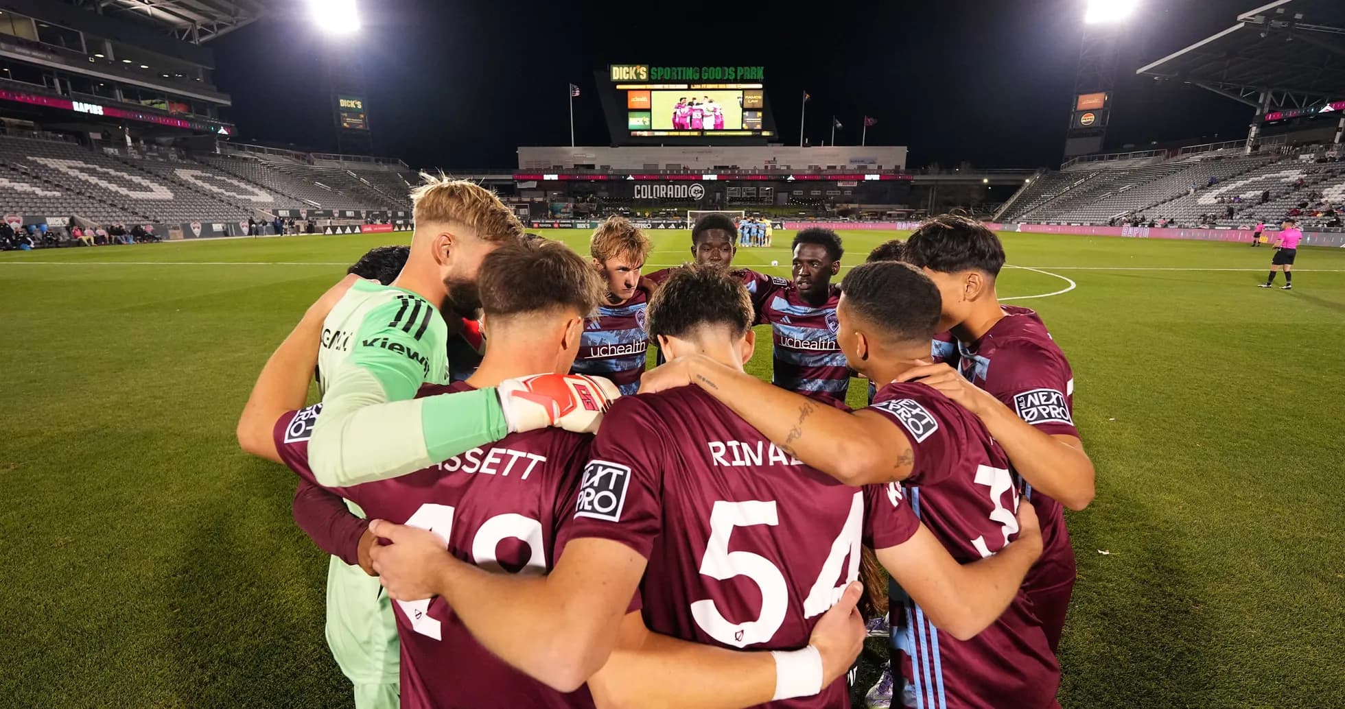 Jugadores del Colorado Rapids II en círculo