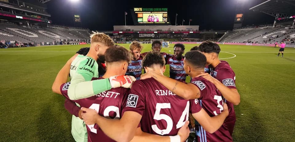 Jugadores del Colorado Rapids II en círculo