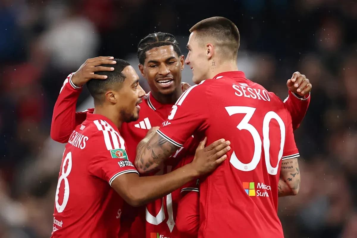 Jugadores celebrando en uniforme rojo tras gol