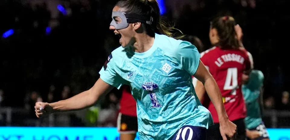 Jugadora celebrando un gol con una máscara facial