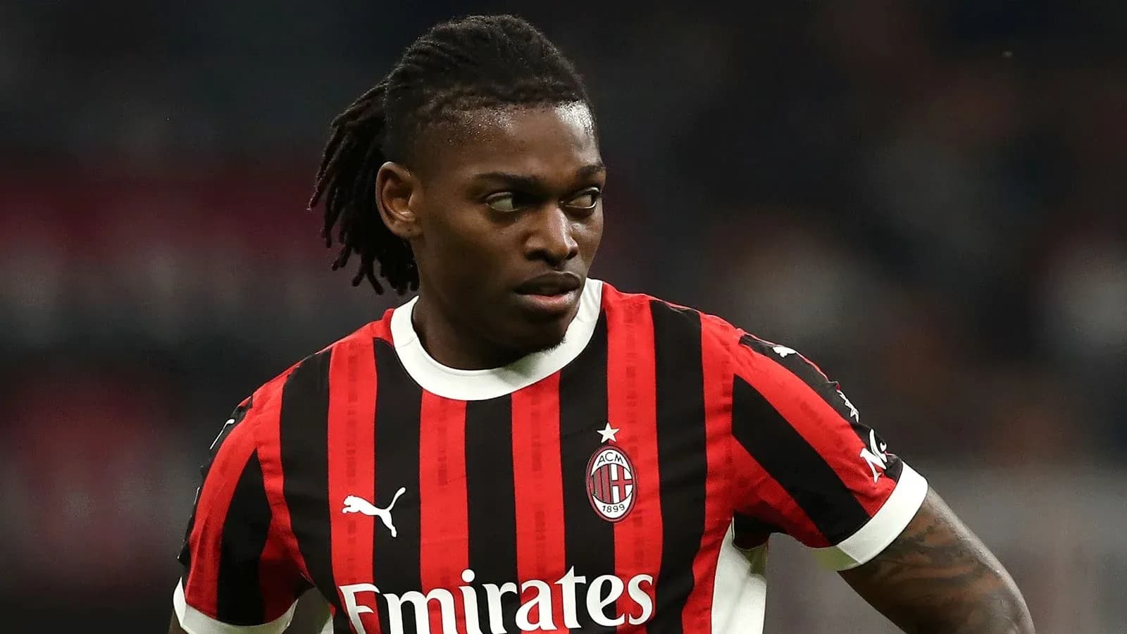 Jugador de AC Milan con camiseta roja y negra