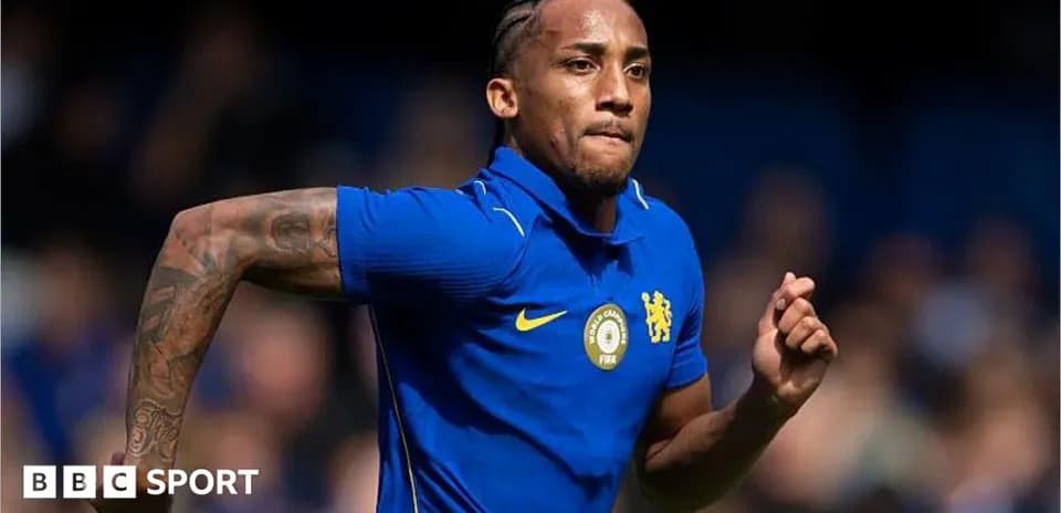 Jugador corriendo en uniforme del Chelsea
