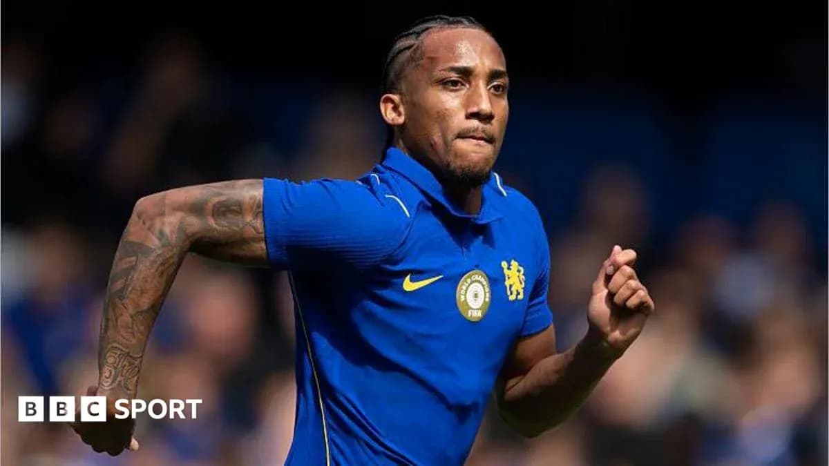 Jugador corriendo en uniforme del Chelsea