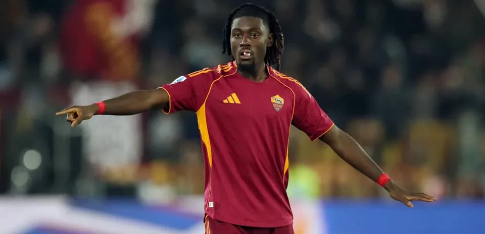Jugador de Roma señalando durante el partido