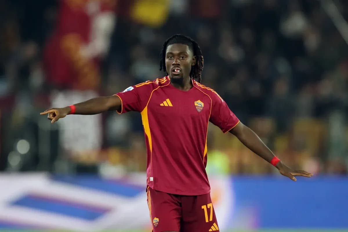 Jugador de Roma señalando durante el partido