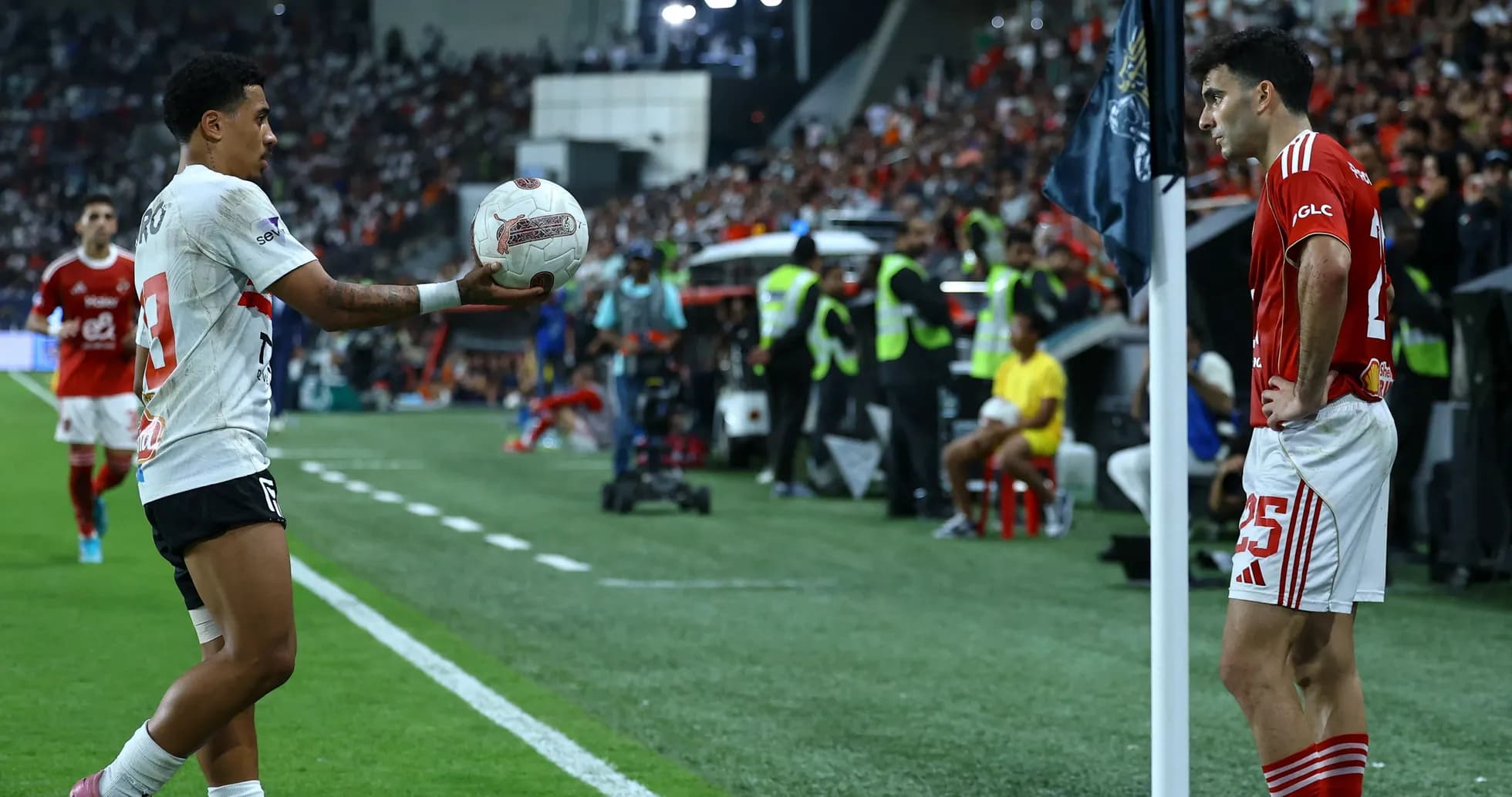 Jugador realizando un saque de banda en partido