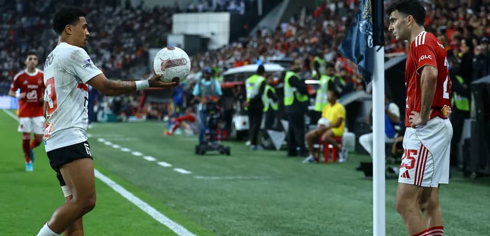 Jugador realizando un saque de banda en partido