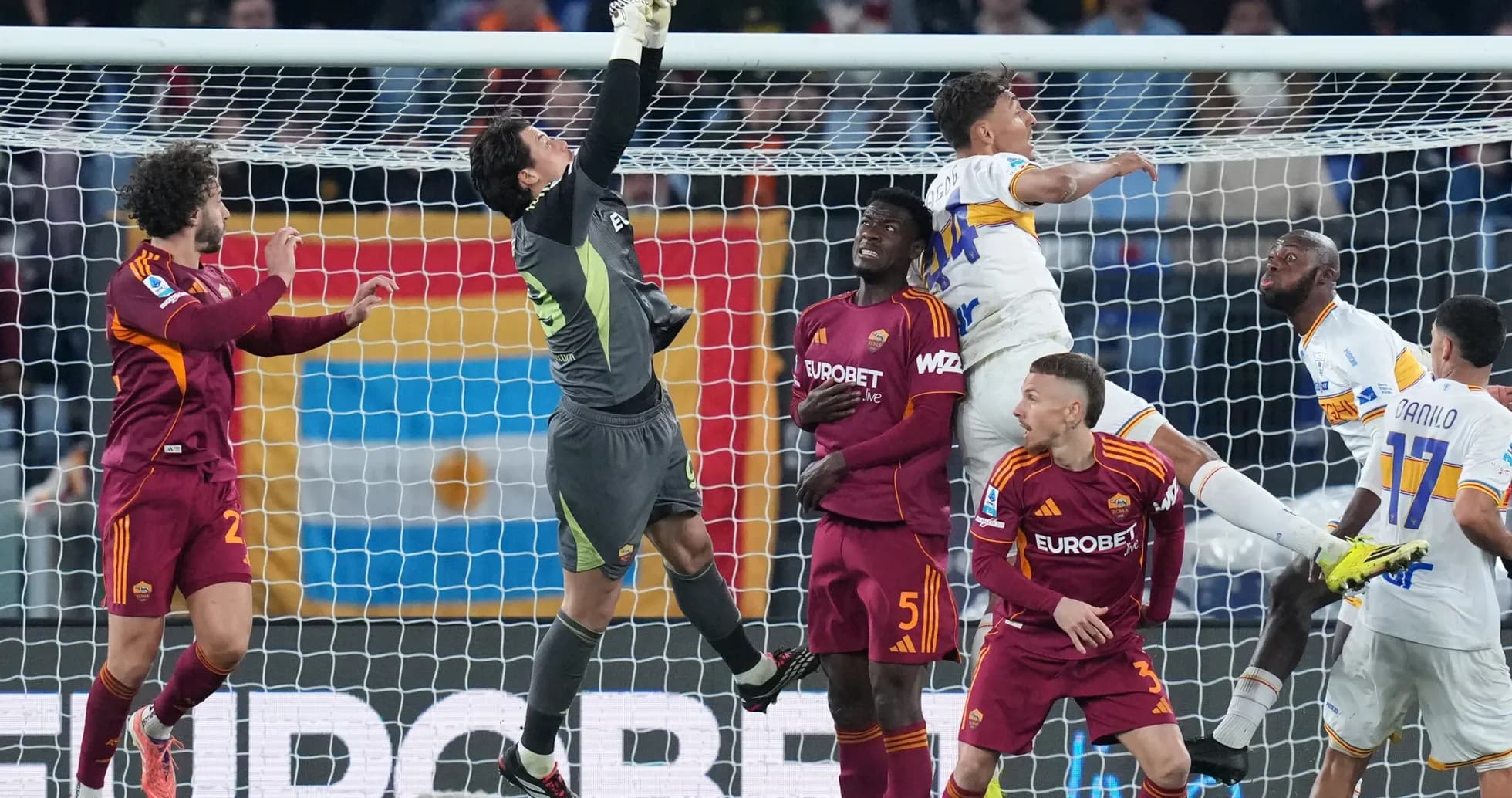 Portero atrapando el balón en el partido