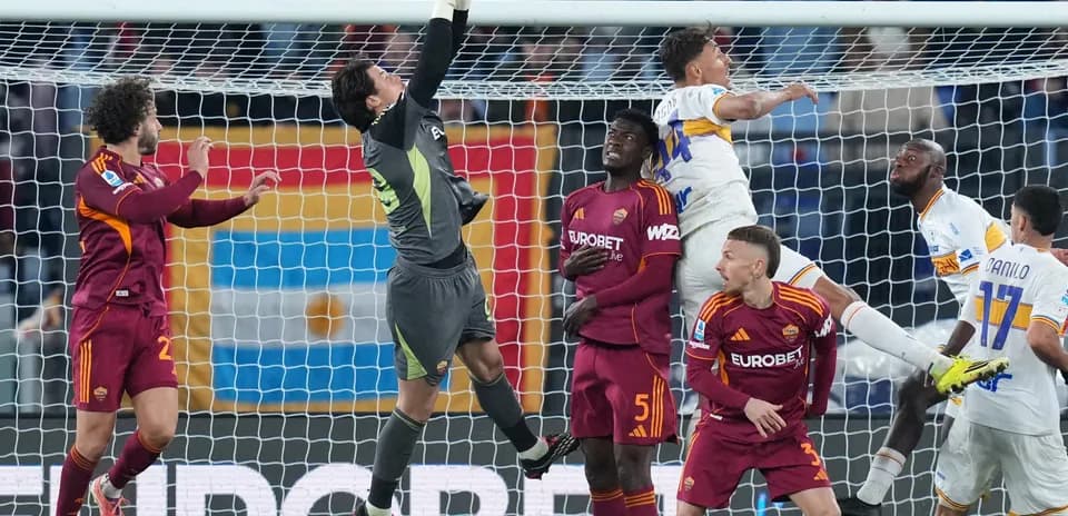 Portero atrapando el balón en el partido