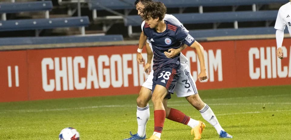 Jugador de Chicago Fire II en acción contra Huntsville City