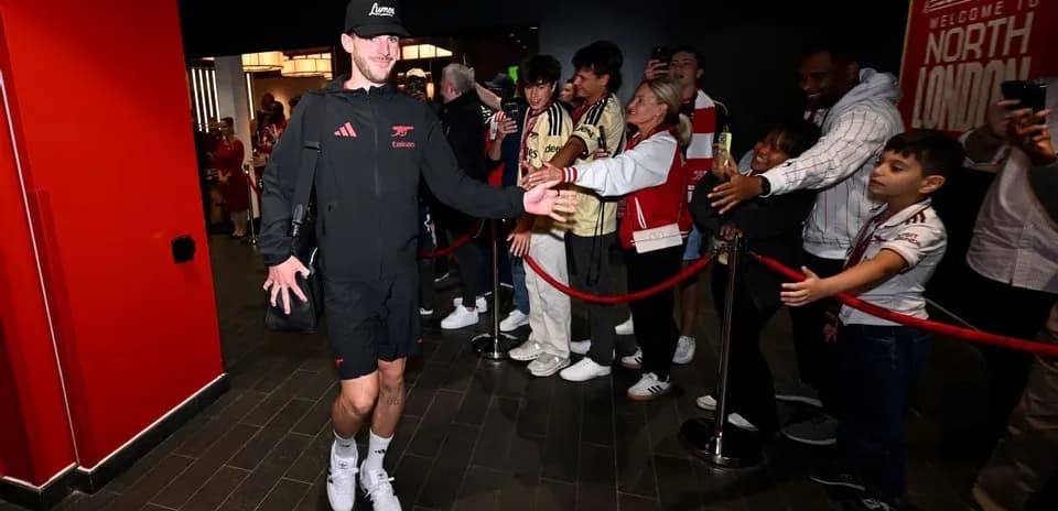 Jugador llegando y saludando a los fans