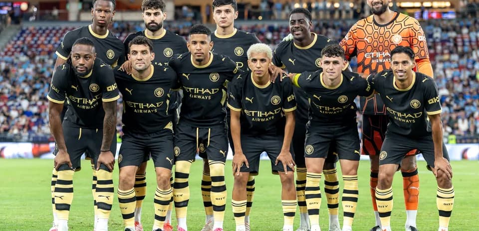Equipo de fútbol posando en el campo de juego