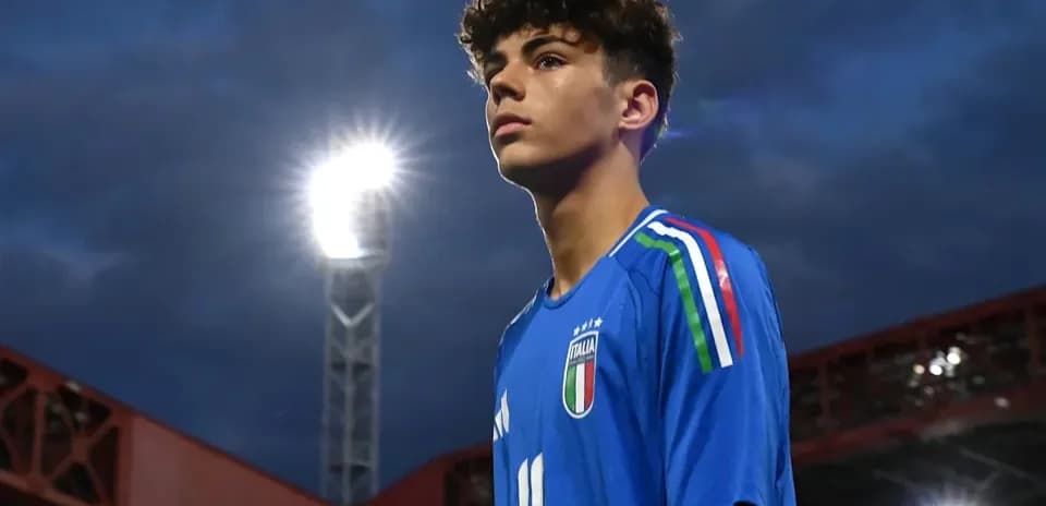 Jugador de Italia posando en el estadio iluminado