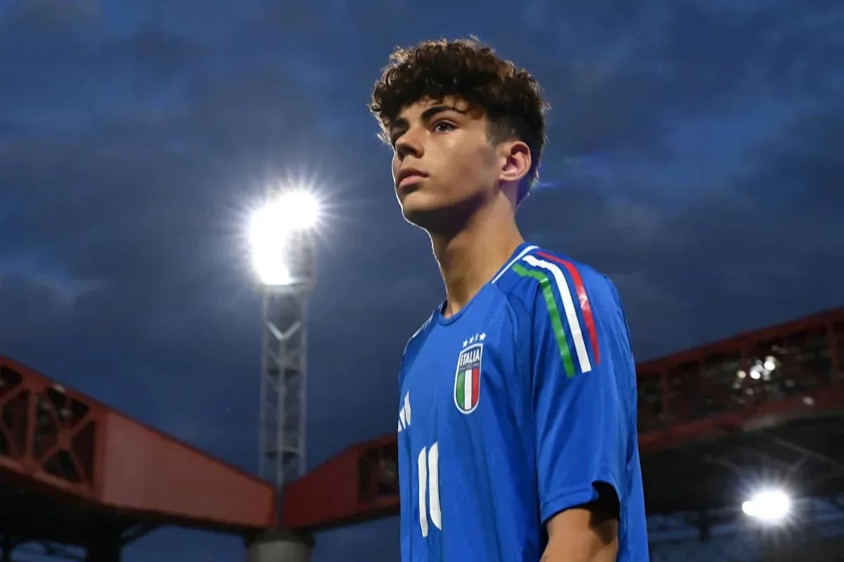 Jugador de Italia posando en el estadio iluminado