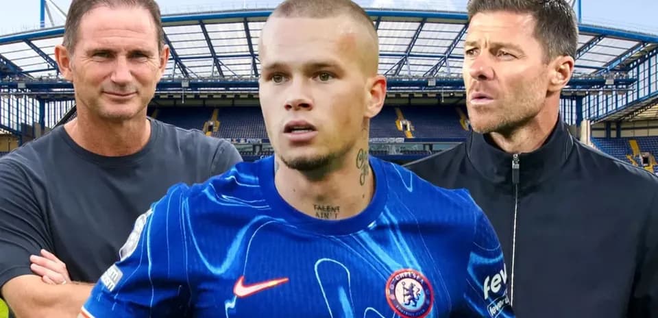 Entrenadores y jugador en el estadio Stamford Bridge