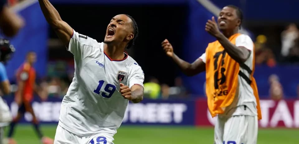 Jugador celebrando un gol en el partido