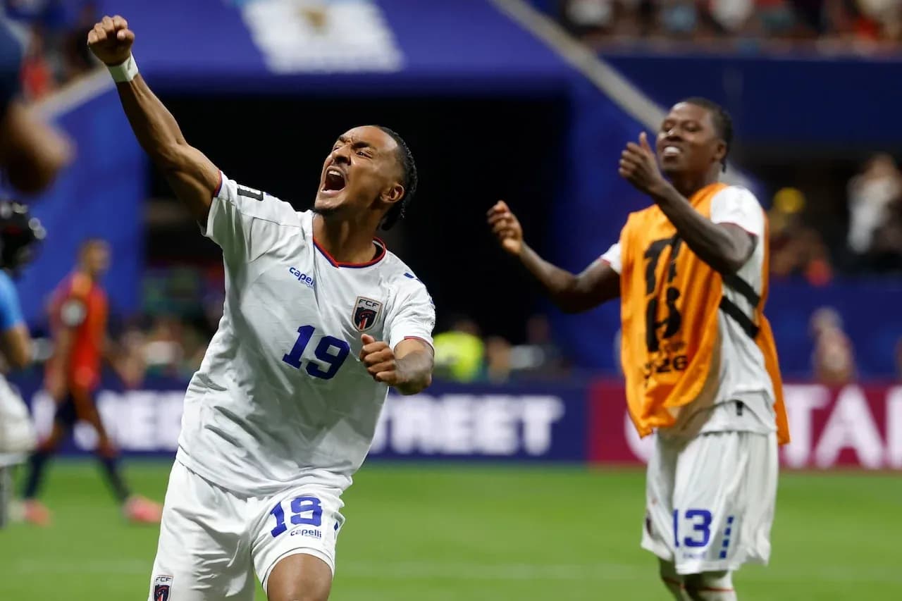 Jugador celebrando un gol en el partido