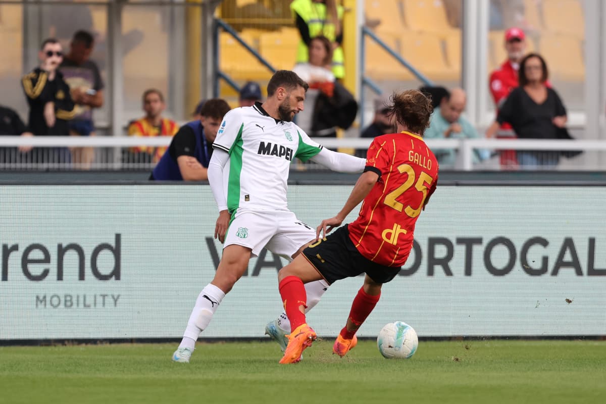 Jugador de Sassuolo enfrentando a Gallo de Lecce