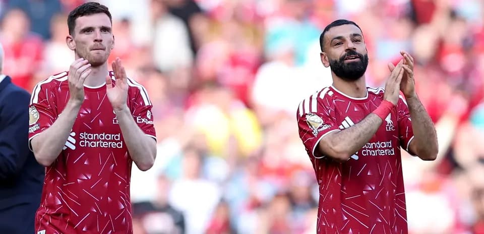 Jugadores de Liverpool aplaudiendo tras el partido