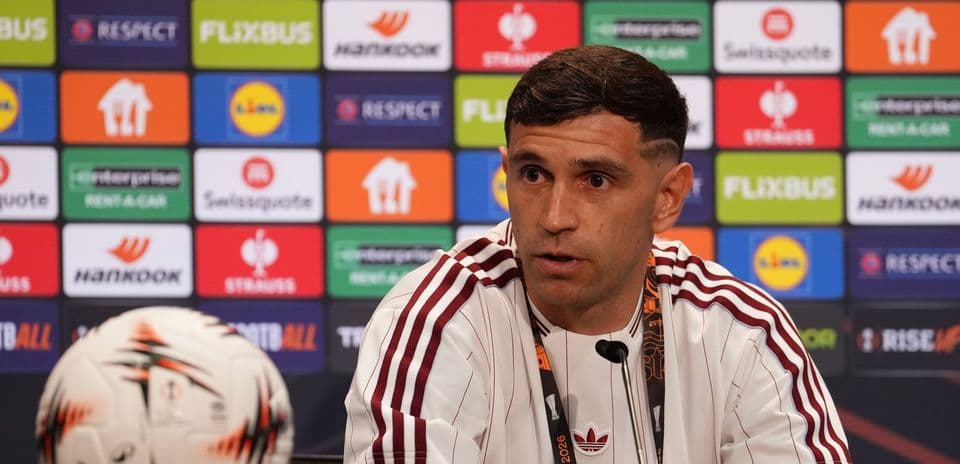 Jugador en conferencia de prensa con balón frente
