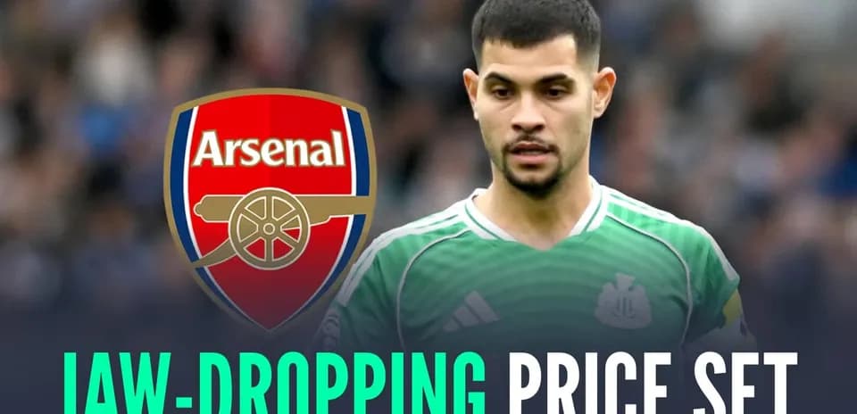 Jugador de Newcastle con camiseta verde y escudo de Arsenal