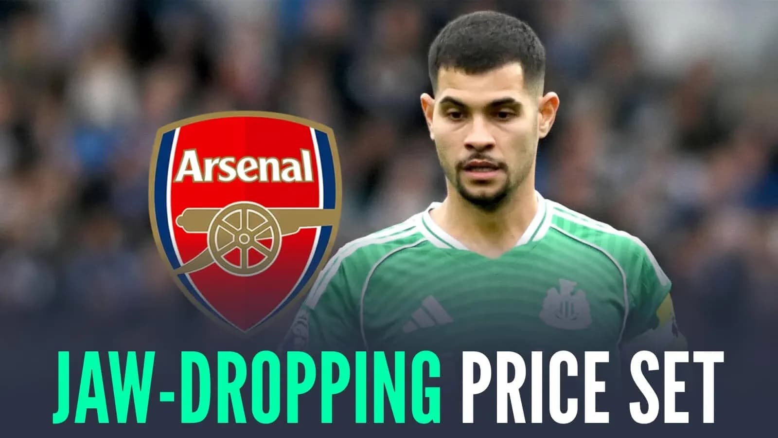 Jugador de Newcastle con camiseta verde y escudo de Arsenal