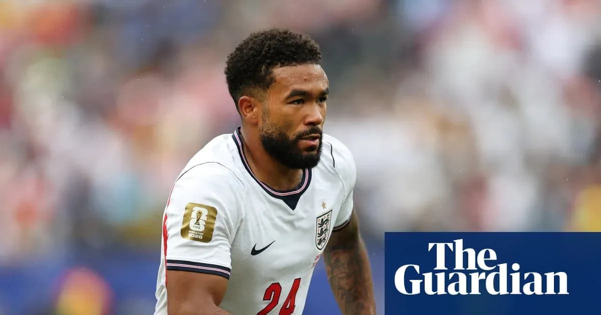 Jugador de Inglaterra corriendo durante el partido