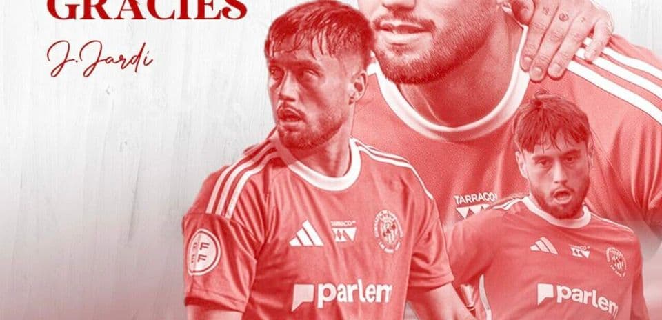 Jugador en uniforme de fútbol con mensaje de agradecimiento