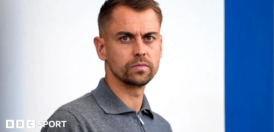Hombre con camisa gris en fondo blanco y azul