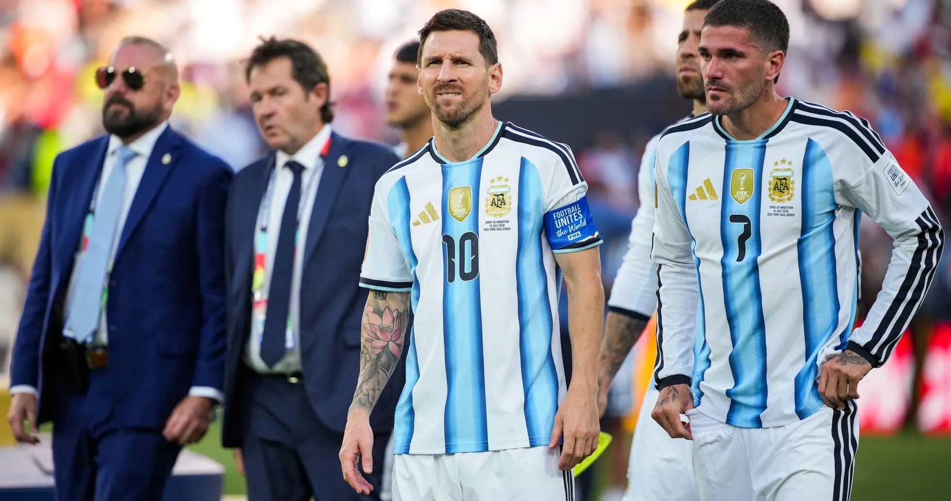 Lionel Messi y compañeros saliendo del campo tras partido