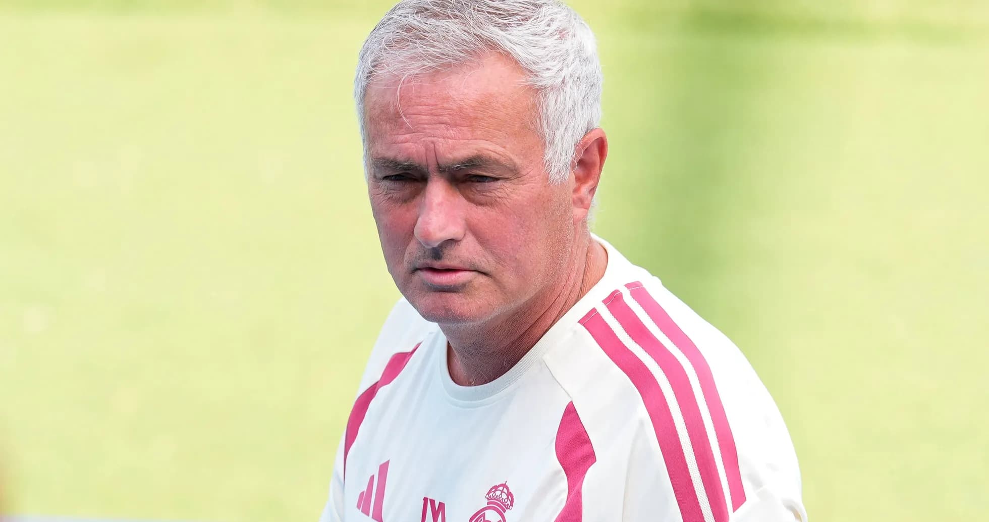 Entrenador de fútbol en camiseta del Real Madrid