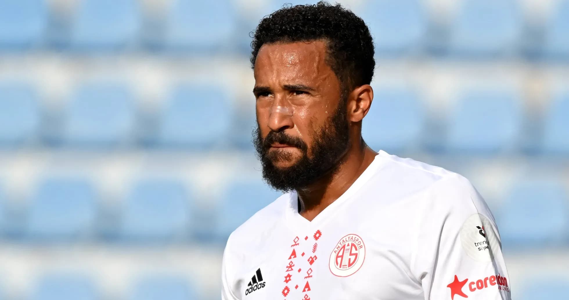 Jugador de fútbol con camiseta de Antalya en el campo