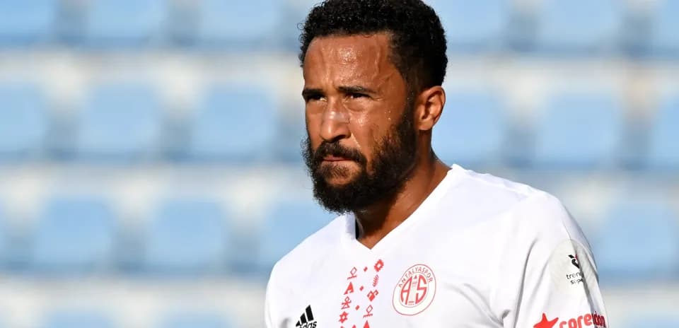 Jugador de fútbol con camiseta de Antalya en el campo