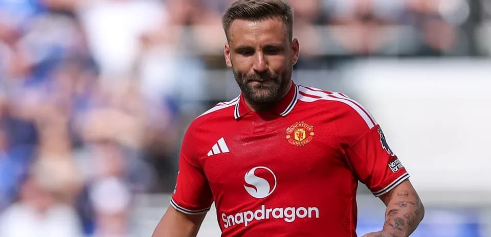 Jugador de Manchester United caminando en el campo