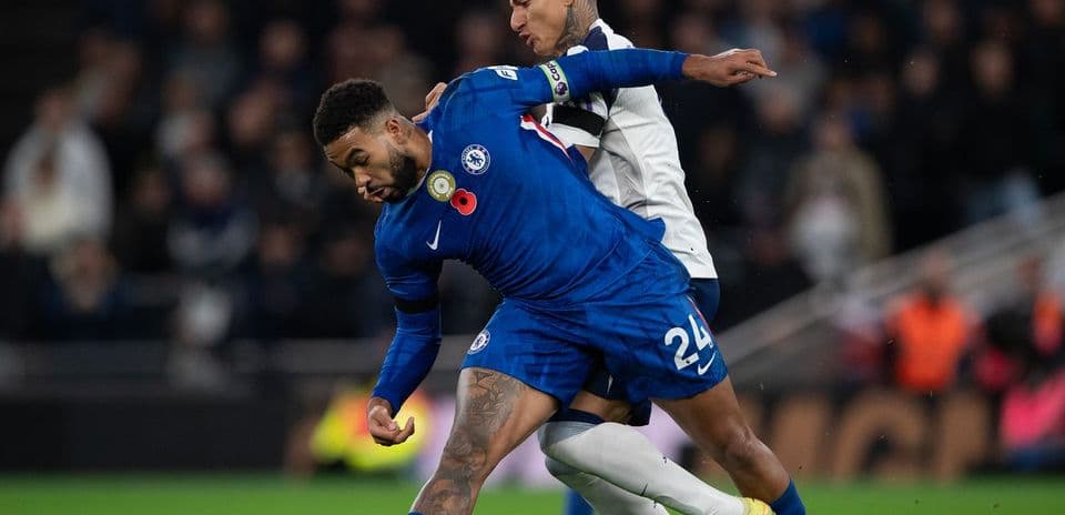 Jugadores de Chelsea y Tottenham en acción