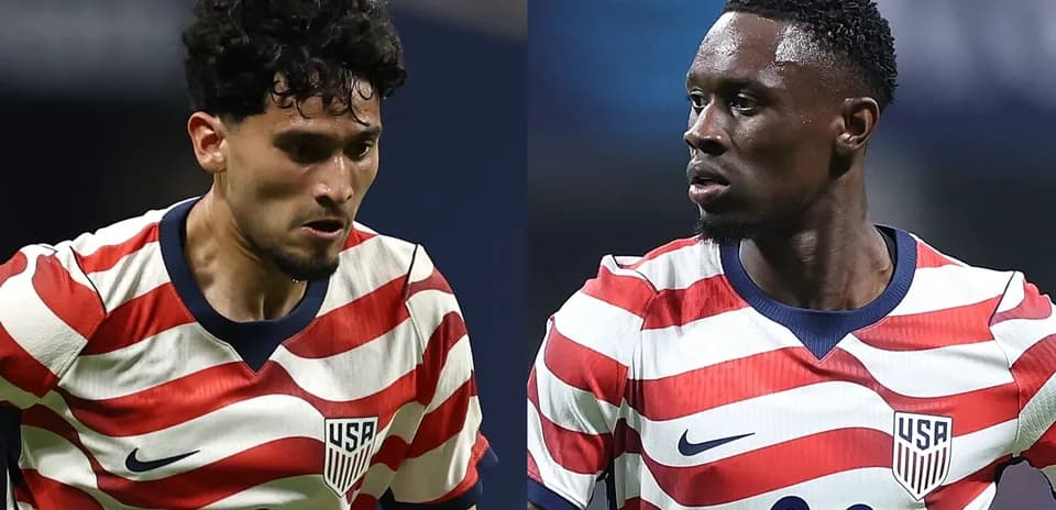 Dos jugadores de Estados Unidos en acción durante el partido