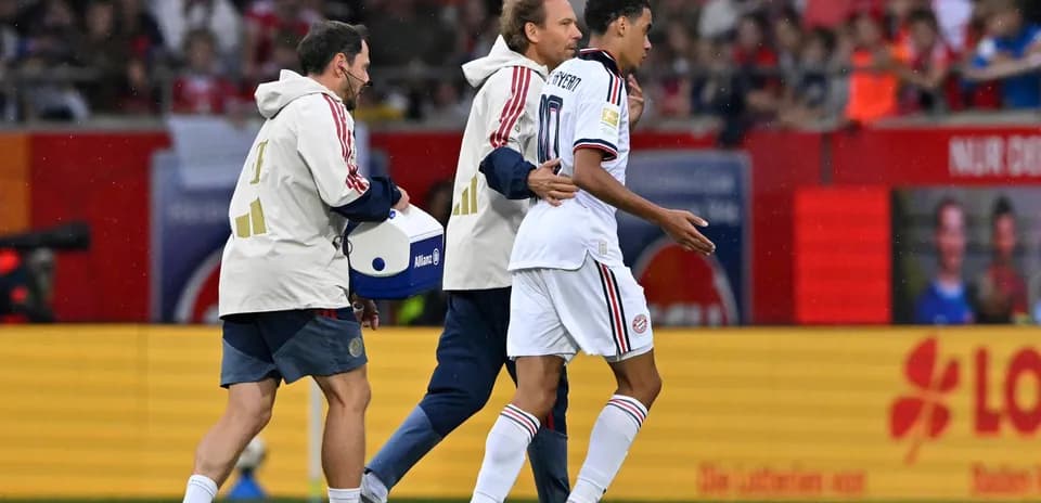 Jugador siendo atendido por el personal médico durante el partido