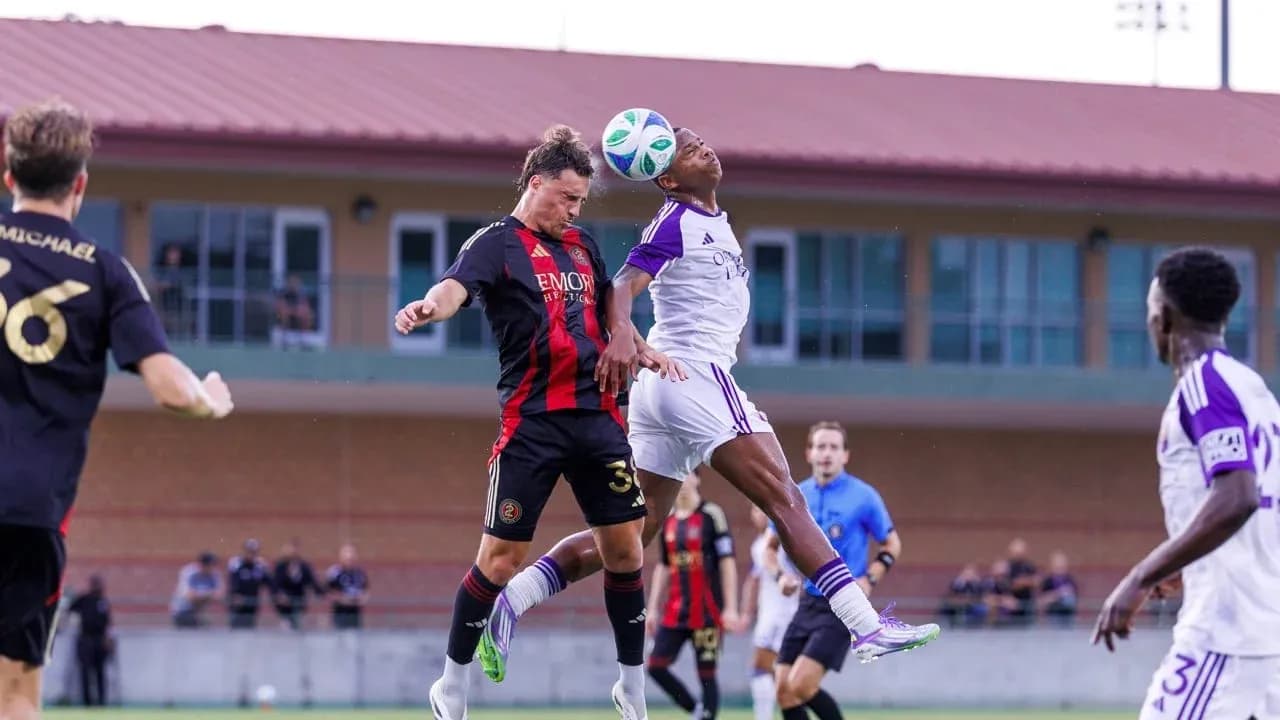 Jugador de Atlanta United II cabeceando el balón