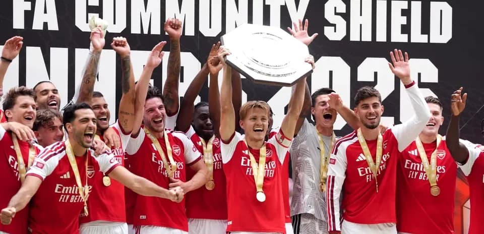Jugadores del Arsenal celebrando el triunfo con trofeo