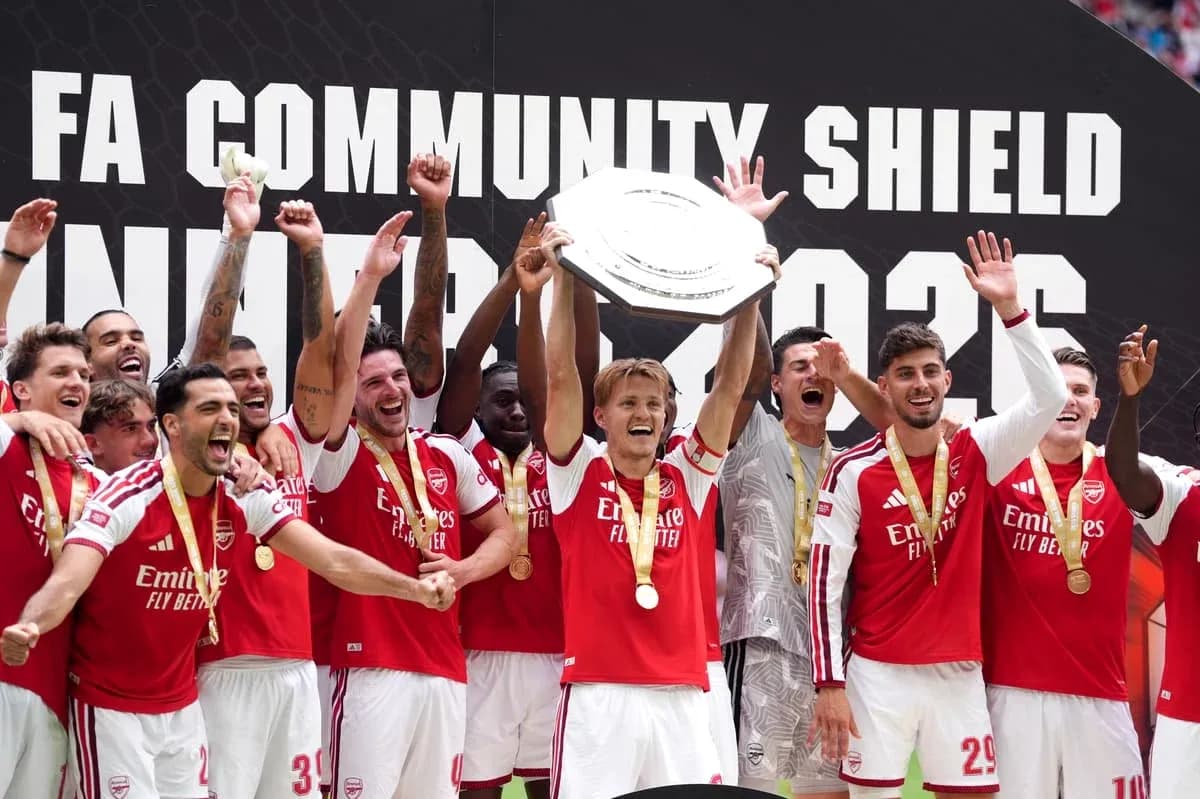 Jugadores del Arsenal celebrando el triunfo con trofeo
