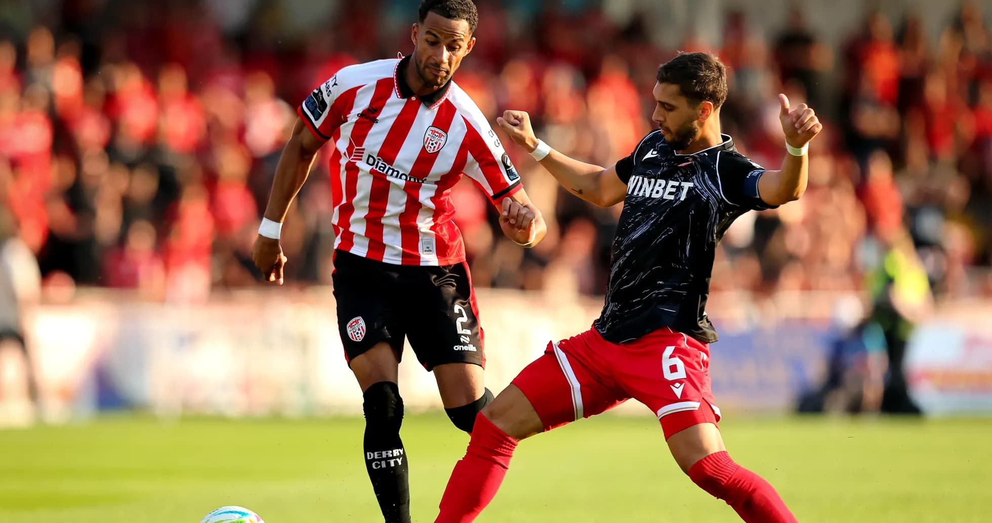 Jugadores de Derry City y CSKA Sofia en acción