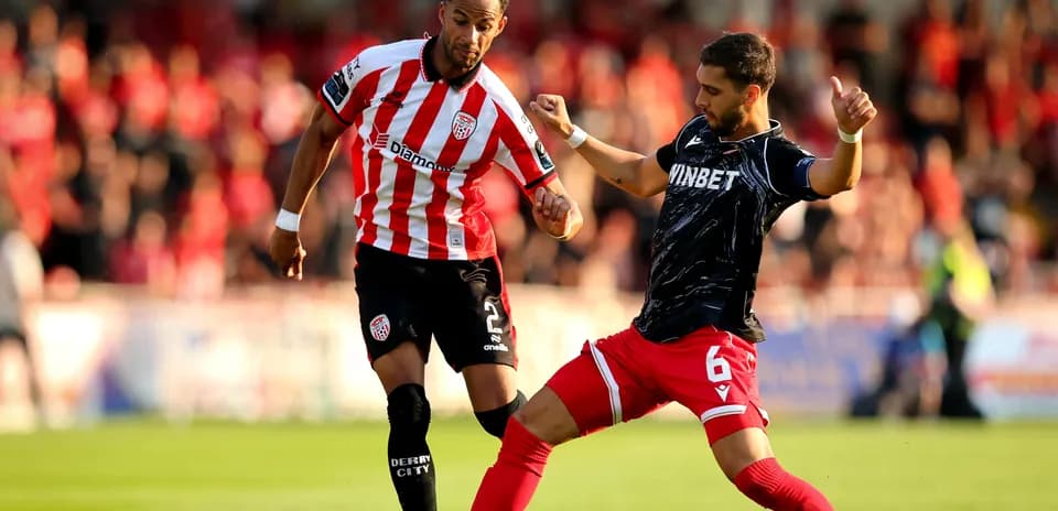 Jugadores de Derry City y CSKA Sofia en acción