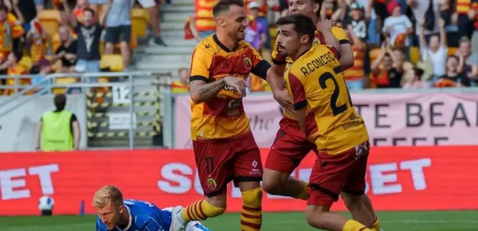 Jugadores de Jagiellonia celebrando un gol