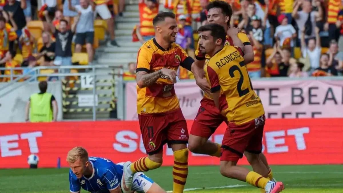 Jugadores de Jagiellonia celebrando un gol