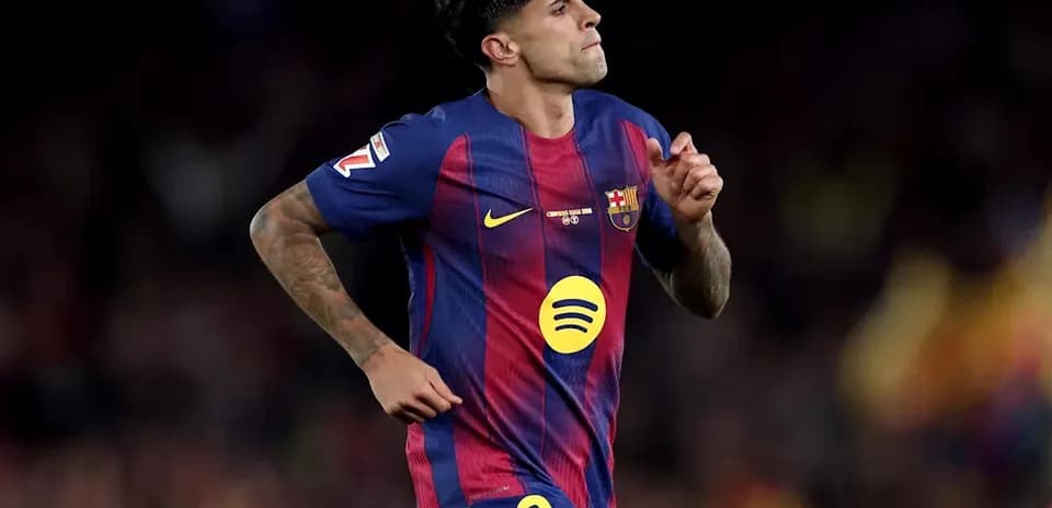 Jugador del FC Barcelona corriendo en el campo