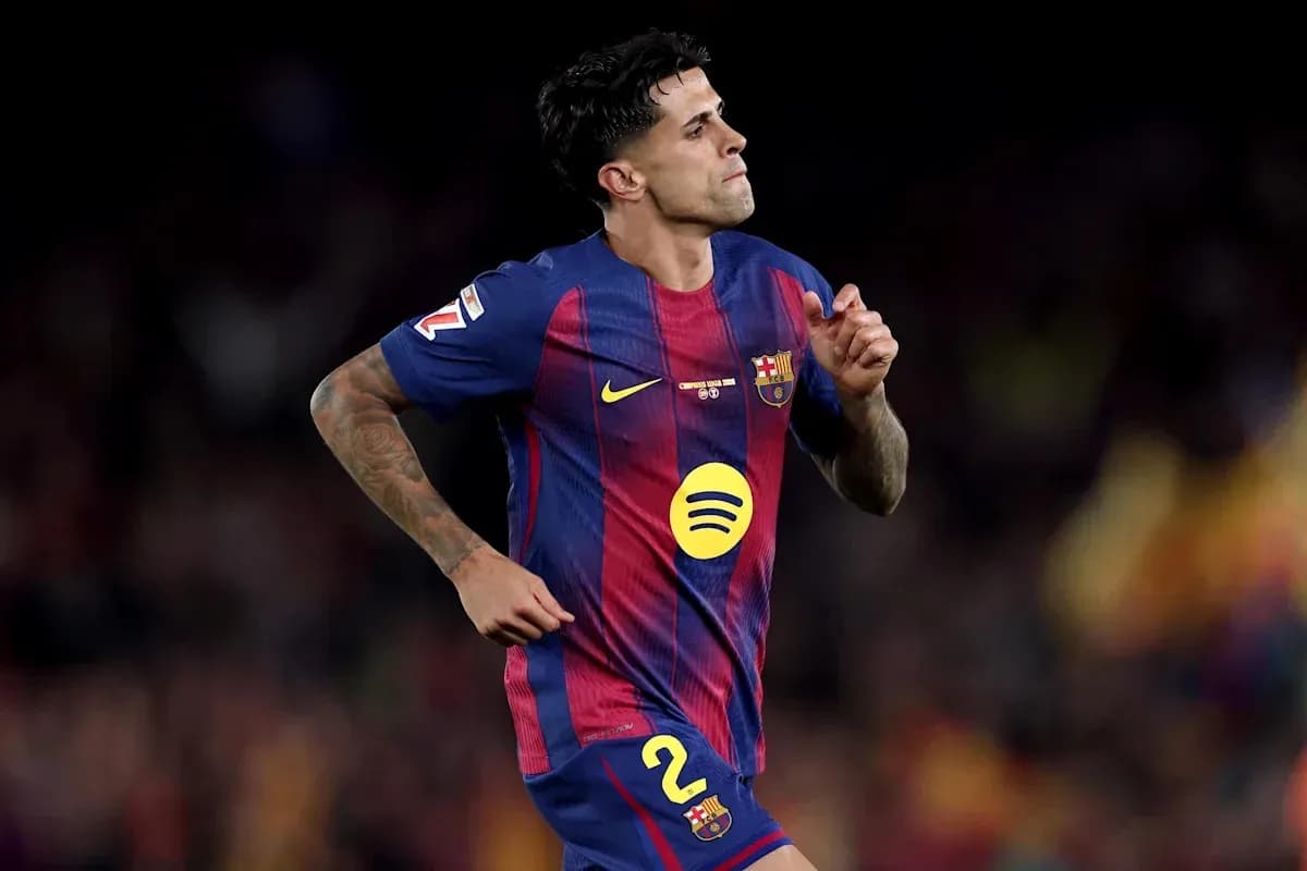 Jugador del FC Barcelona corriendo en el campo